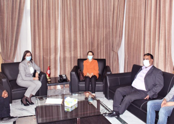 لقاء السيدة حسناء بن سليمان الوزيرة لدى رئيس الحكومة المكلفة بالوظيفة العمومية برئيس المنظمة التونسية للدفاع عن حقوق الأشخاص ذوي الإعاقة السيد يسري المزاتي والكاتبة العامة للمنظمة السيدة بوراوية العقربي والمرافقين لهما