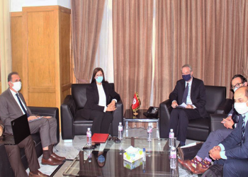 لقاء السيدة حسناء بن سليمان الوزيرة لدى رئيس الحكومة المكلفة بالوظيفة العمومية بوفد عن البنك الدولي يتقدّمه السيد أنطونيوس توني فيرهايجن مدير مكتب البنك الدولي بتونس